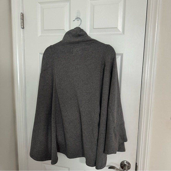 UGG: Essential Fleece Poncho - Picture 9 of 12